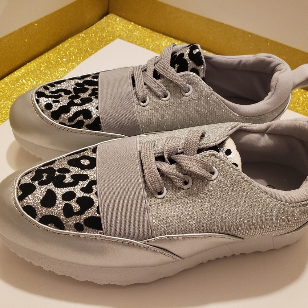 3/$15 Twisted Silver Black Womens Sneaker Size 7